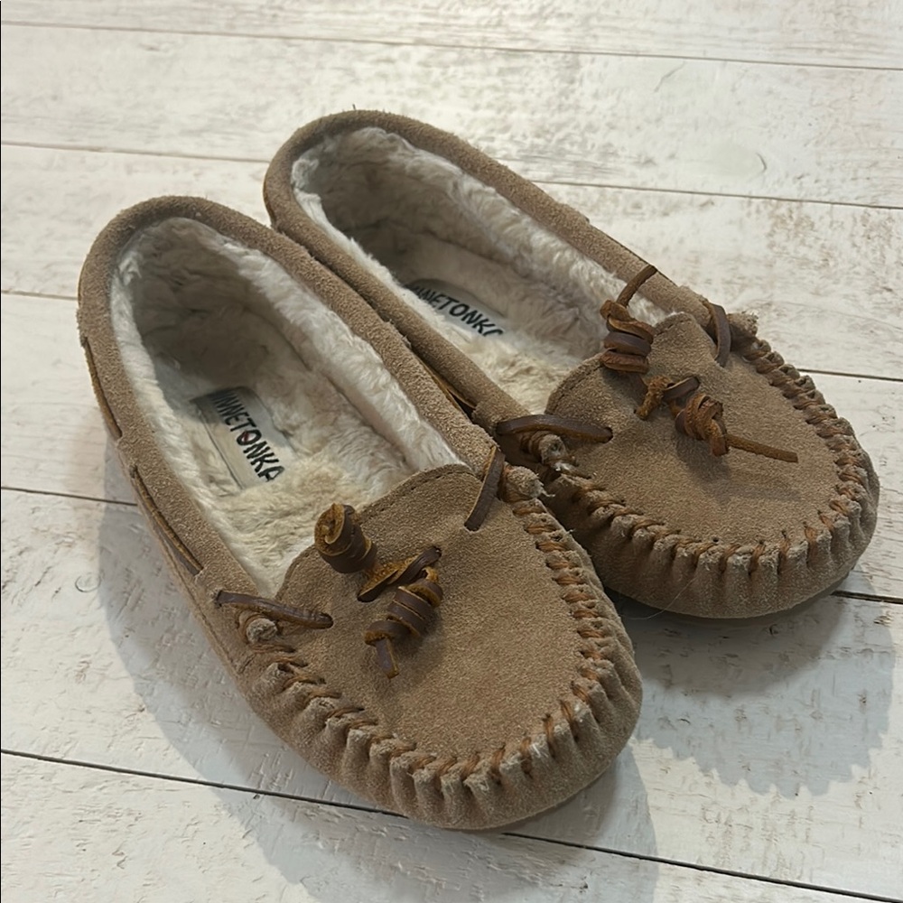 Minnetonka Shoes Moccasins Brown Suede Faux Fur Lined Slippers Size 6